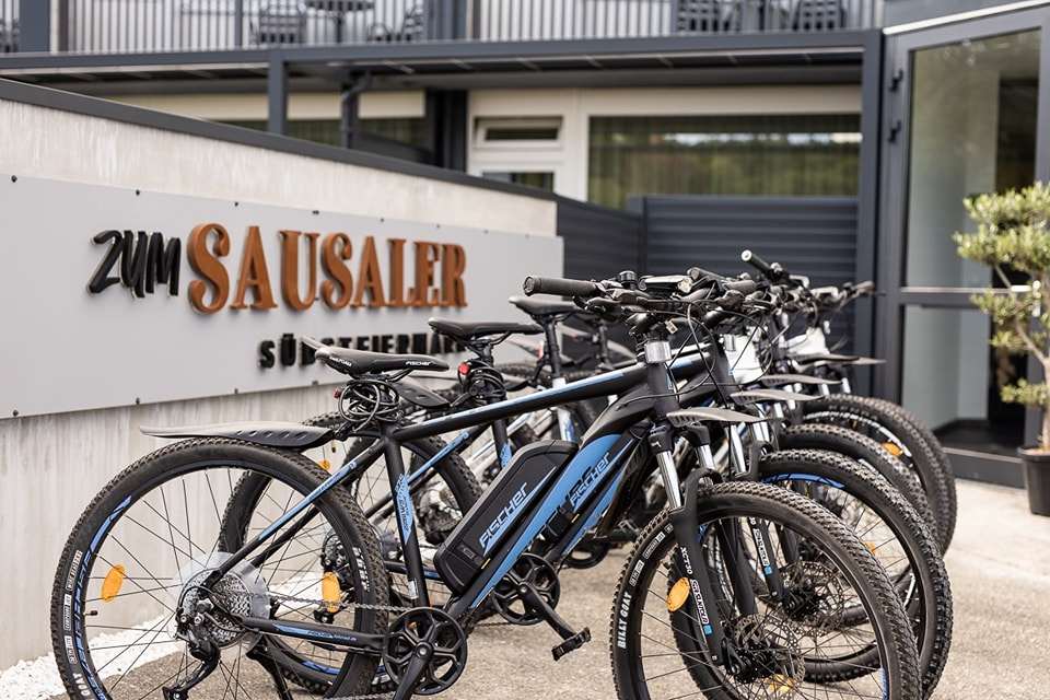 Ebikes vor eingang zum Sausaler Botique Hotel