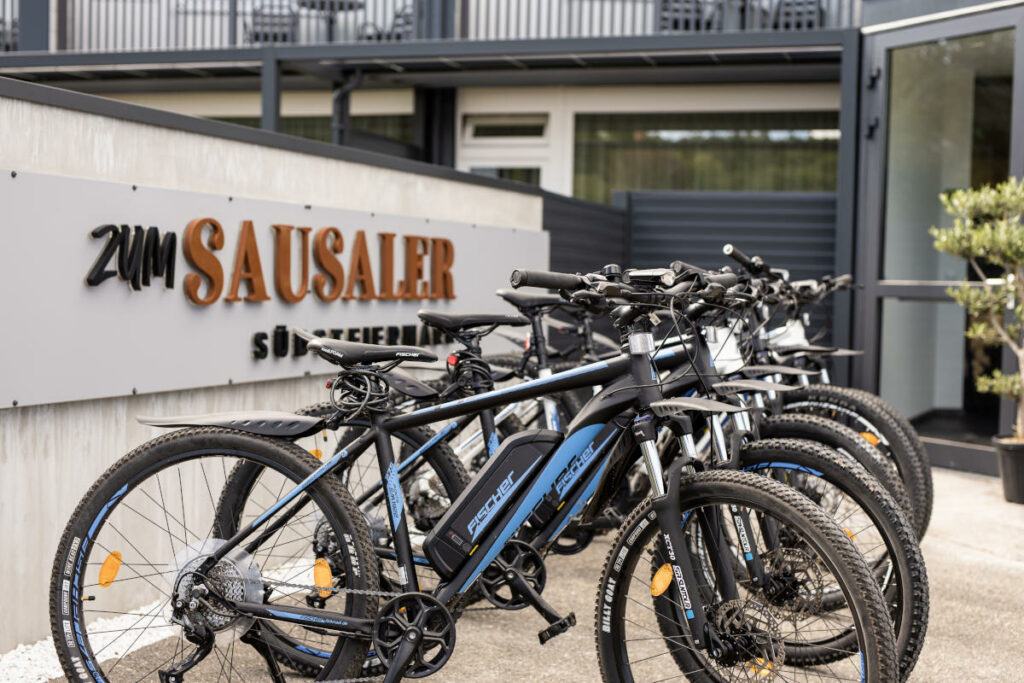 Ebikes vor eingang zum Sausaler Boutique Hotel